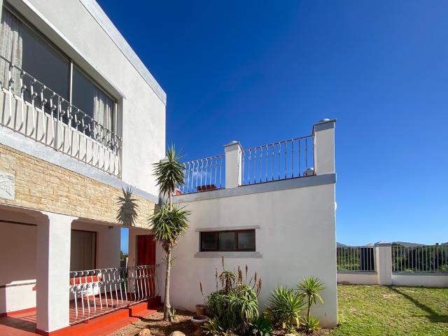 Coastal Living with Stunning Mountain Views! Your Betty's Bay Escape Starts Here