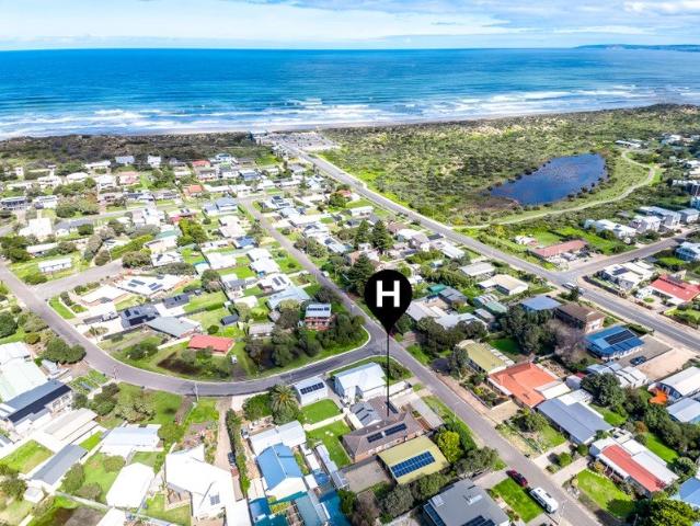 Coastal Living with Space, Exceptional Entertaining only 500m to Goolwa Beach