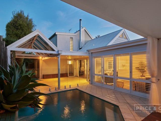 Coastal Living With Space To Entertain