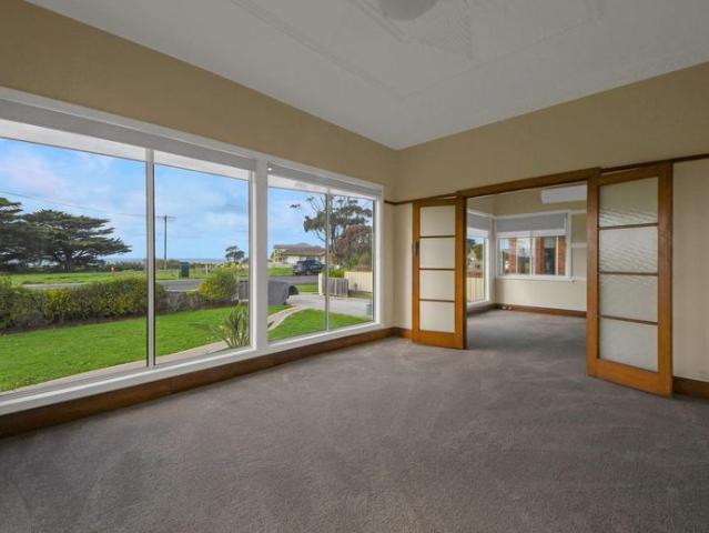 COASTAL LIVING WITH SPECTACULAR SEAVIEWS