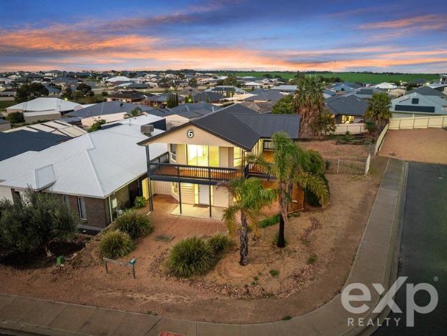 Coastal Living with Views, Balcony & Shedding