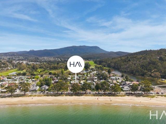 Coastal Living at Its Best, Steps from Kingston Beach