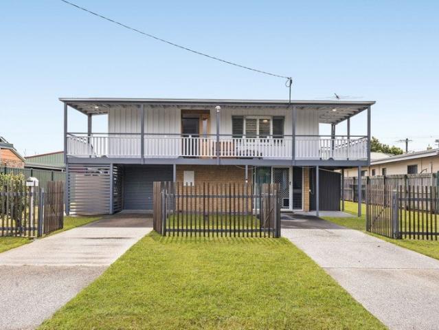 Coastal Living, Elevated Poolside Lifestyle in Banksia Beach!