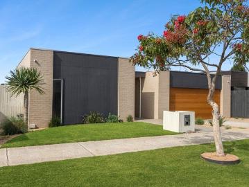COASTAL LIVING FOR FAMILIES WITH POOLSIDE ENTERTAINING