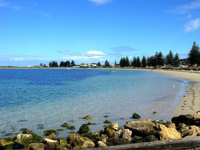 COASTAL LIVING | GREEN TITLE | JUST UNDER 1KM TO THE BEACH
