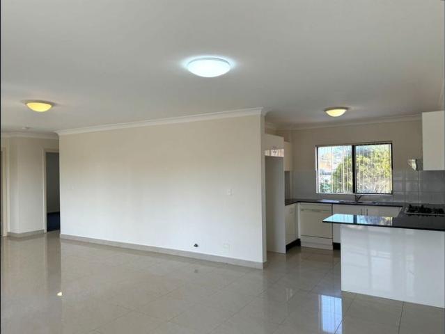Coastal Living in The Entrance Stones Throw To The Water