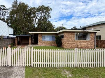Coastal Living in the Heart of Corlette!