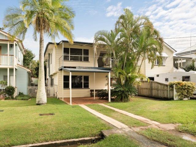 LARGE FAMILY HOME WITH SPACIOUS HOME OFFICE. COASTAL LIVING IN THE HEART OF SHORNCLIFFE!
