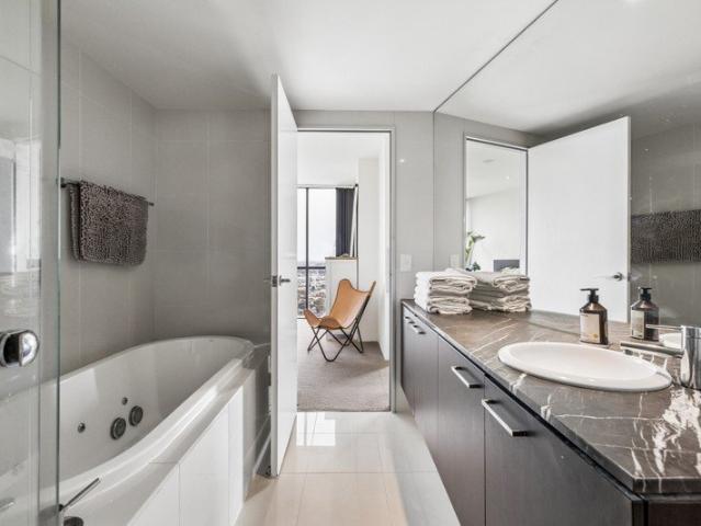 COASTAL LIVING IN THE HEART OF SURFERS PARADISE