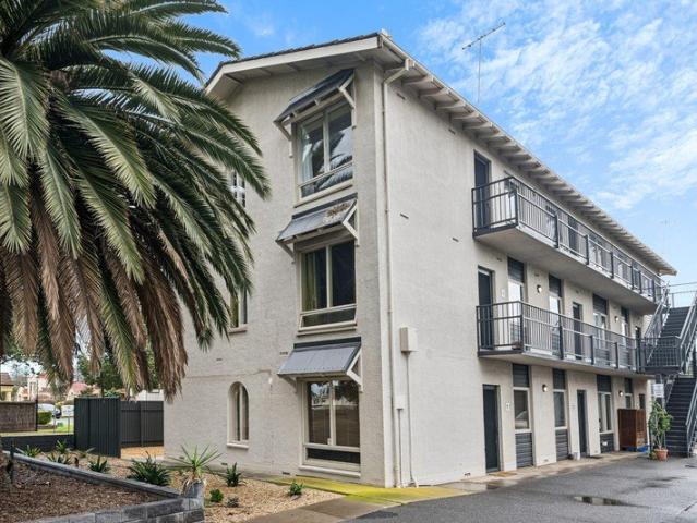 Coastal Living in Vibrant Glenelg North
