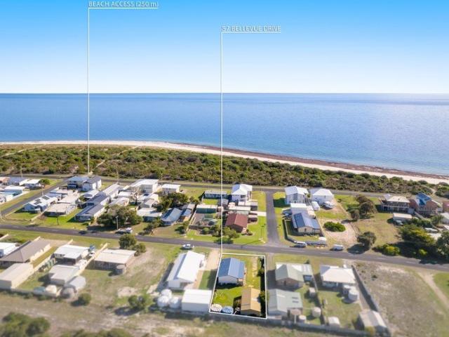 Coastal Living in Wyomi Just 250m from the Beach