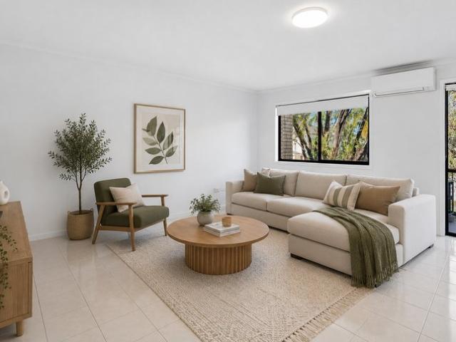 Coastal Living Just Moments from the Broadwater