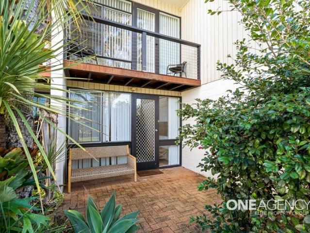 COASTAL LIVING JUST MOMENTS FROM MOLLYMOOK BEACH