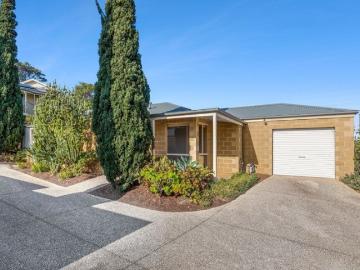 Coastal Living Just Moments from River, Beach & Cafes!
