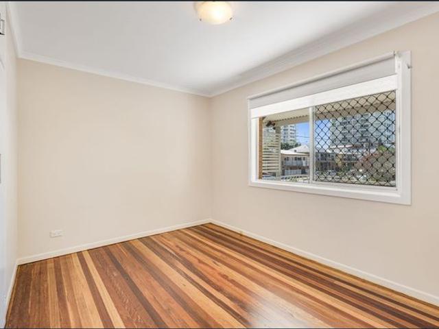 COASTAL LIVING JUST ONE BLOCK FROM KIRRA BEACH