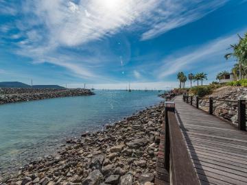 Coastal Living Just Steps from Cannonvale Beach