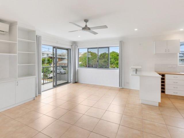 COASTAL LIVING JUST STEPS FROM MERMAID BEACH