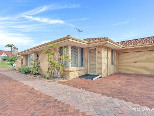 COASTAL LIVING JUST STEPS FROM THE FORESHORE!