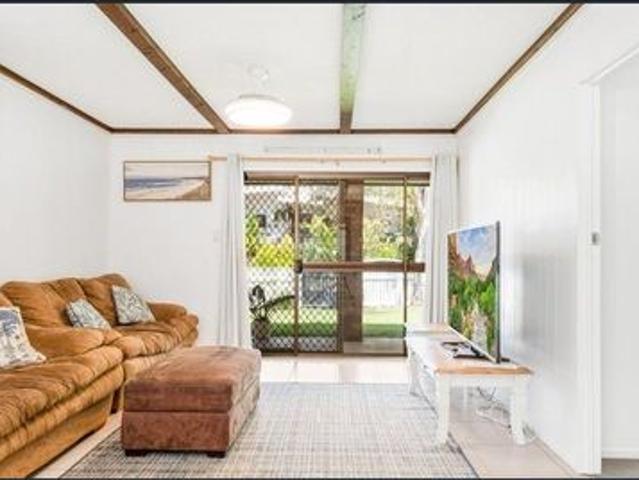 Coastal Living Just 140m from Lammermoor Beach!