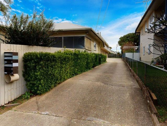 Coastal Living Just 100m from the Beach