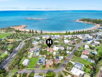 Coastal Living just 2 streets from Horseshoe Bay