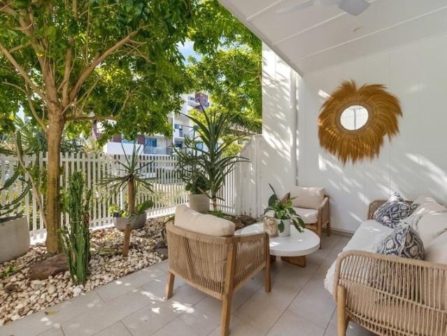 Coastal Living Just 300m from Bokarina Beach