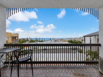 COASTAL LIVING JUST 450M TO THE SAND!