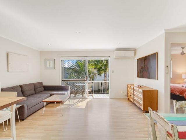 Coastal Living Made Easy – 6 Month Lease Only Fully Furnished Retreat in Burleigh
