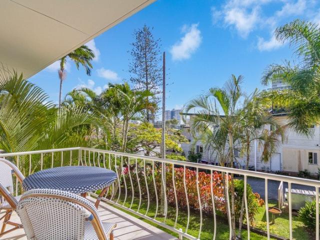 Coastal Living Made Easy 6 Month Lease Only Fully Furnished Retreat in Burleigh