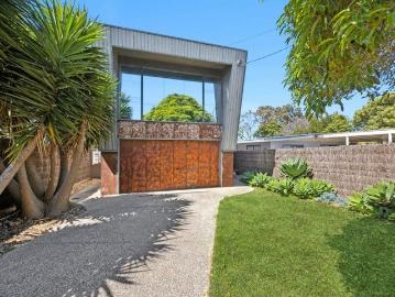 COASTAL LIVING MADE EASY IN OLD TORQUAY!