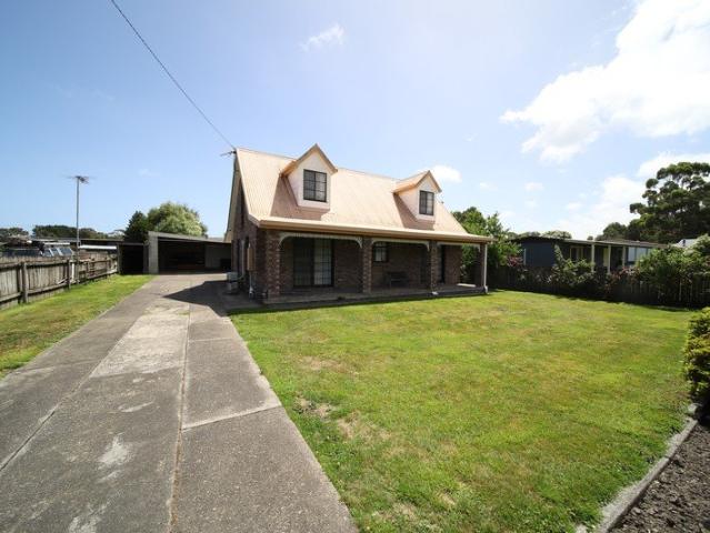 Coastal Living Meets Comfort in the Heart of Strahan!