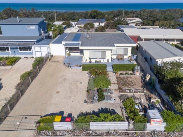 Coastal Living Moments to 90 Mile Beach