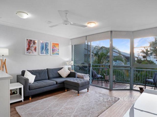 Coastal Living, Modern Top Floor Apartment