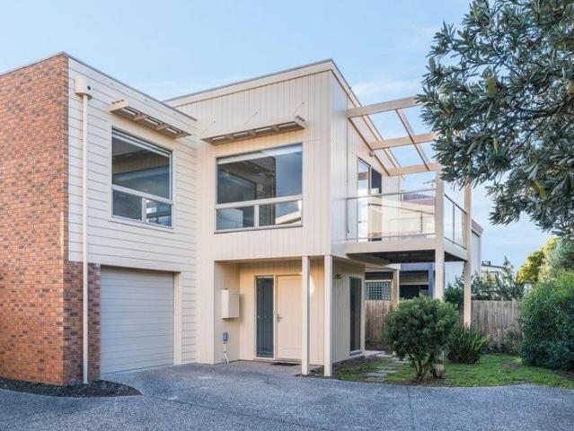 Coastal Living on the Esplanade