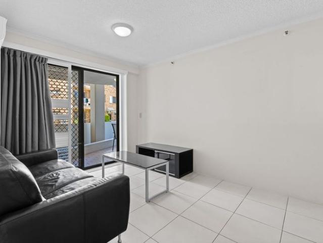 Coastal Living Opposite the Broadwater – Furnished 1 Bedroom Unit