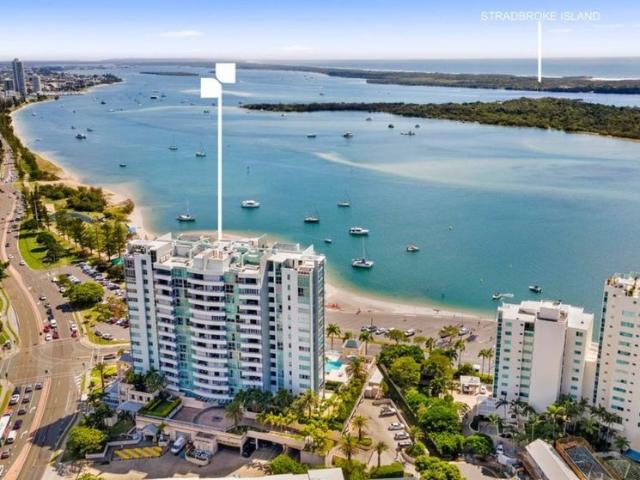 Coastal Living Opposite the Broadwater Renovated Apartment with Water Views
