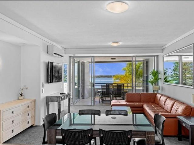 Coastal Living Opposite the Broadwater Renovated Apartment with Water Views