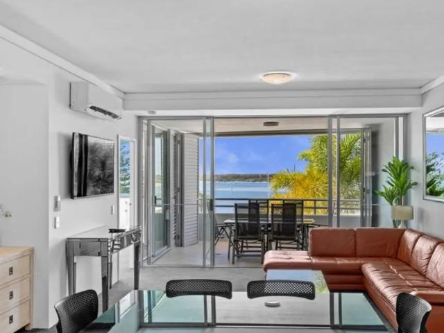 Coastal Living Opposite the Broadwater Renovated Apartment with Water Views