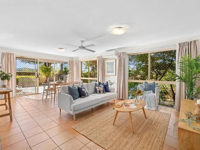 Coastal Living Opposite Lake Weyba Prime Noosaville Location