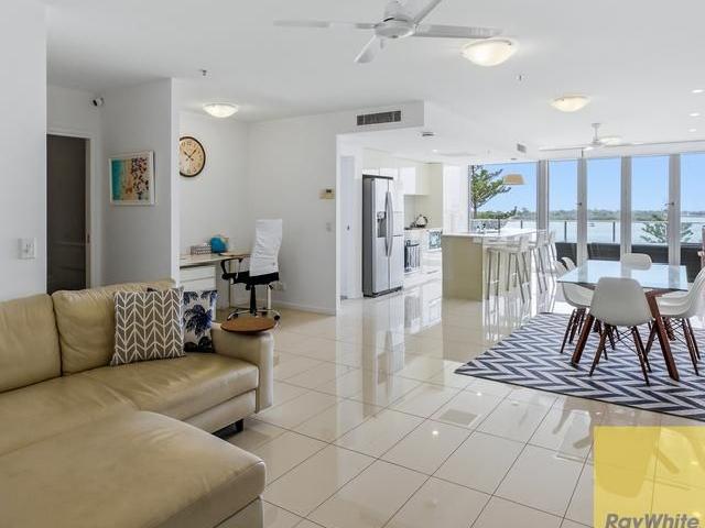 Coastal Living Partially Furnished Apartment Opposite the Broadwater
