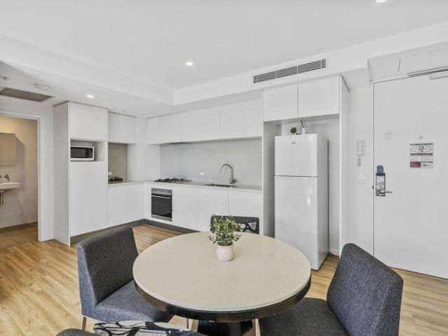 Coastal Living & Smart Investing A Rare Opportunity in the Heart of Surfers Paradise