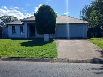 Coastal Living Spacious 4 Bedroom Home + Shed