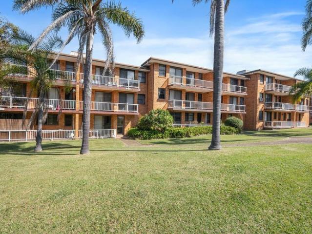 Coastal Living: Spacious 1 Bedroom Ground Floor Unit