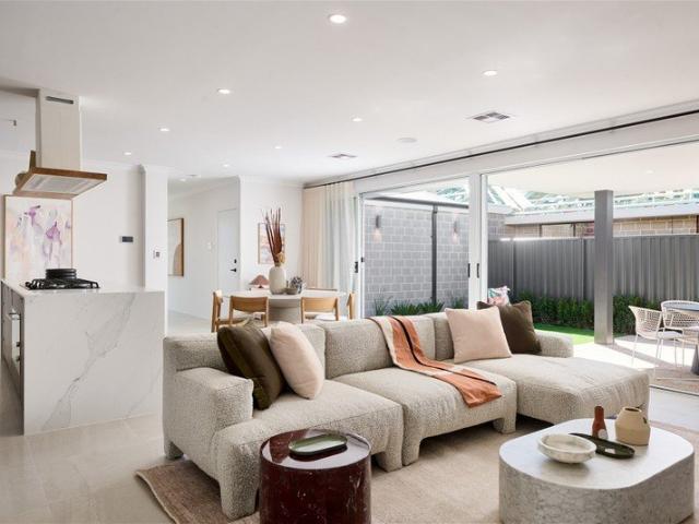 Coastal location, minutes from the Beach with classic neighbourhood charm! Eglinton