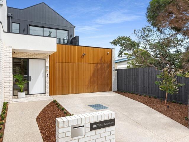 Coastal Locale, New Luxury Residence, Footsteps to Main Street