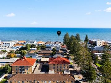 Coastal, Lock n Leave, Ground Floor Unit Approximately 160m to the Beach, South Esplanade and Coffee at the Popular Broadway Kiosk