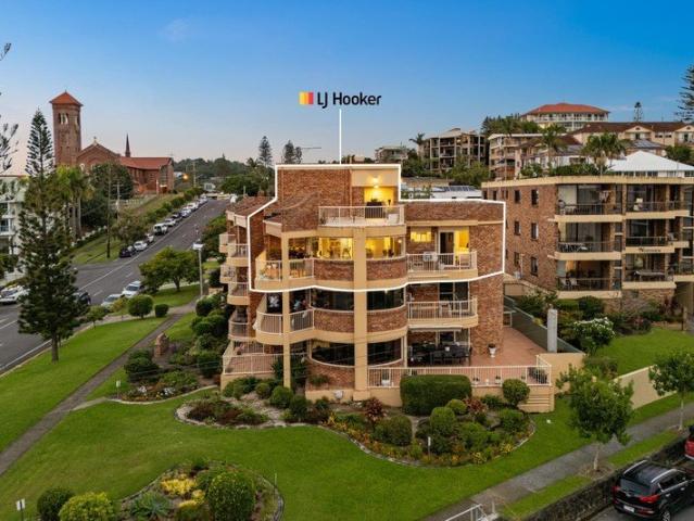Coastal Penthouse Living with Exclusive Rooftop Terrace!