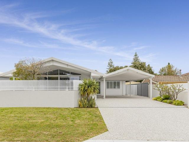 Coastal Perfection on 809sqm Modern Lifestyle & Footsteps from the Surf!