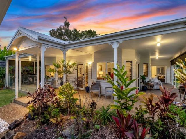 Coastal Queenslander Home Fully Furnished