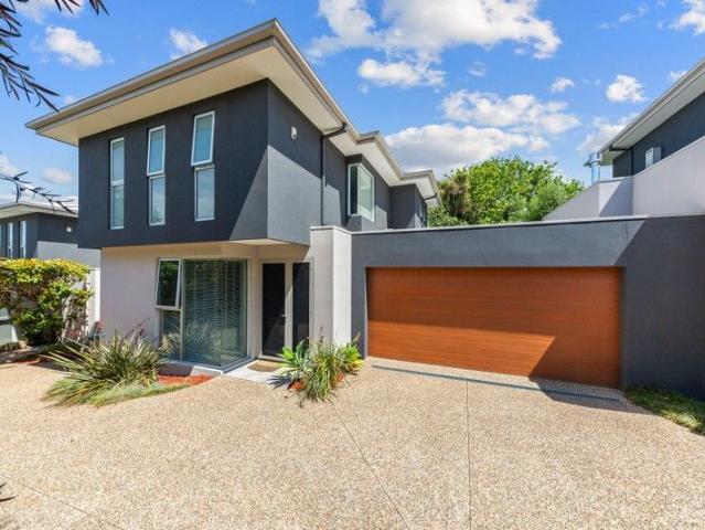 Modern Coastal Living in Mornington's Exclusive Enclave